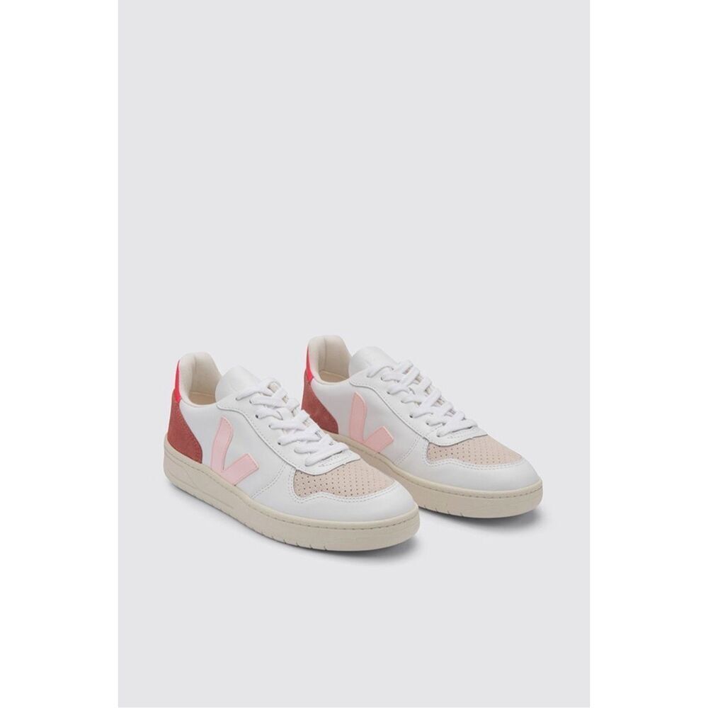 VEJA V-10 Leather Snackers Size 8